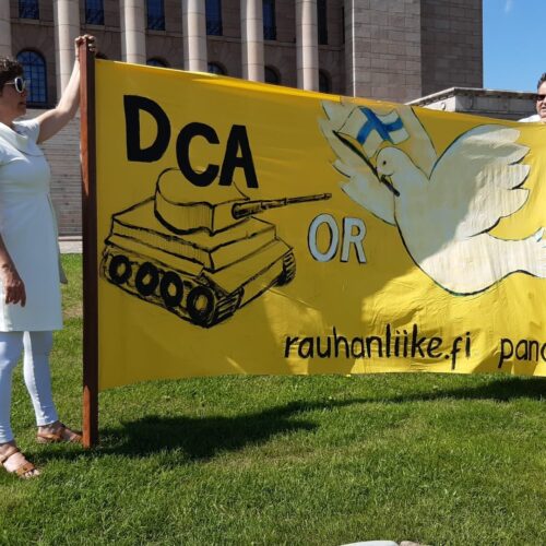 DCA sopimuksen vastainen mielenosoitus eduskuntatalon edustalla 4.6.2024
